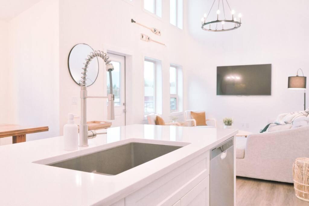 Oasis Getaway, Mins To Lake, King Bed, Dbl Garage Invermere Eksteriør billede